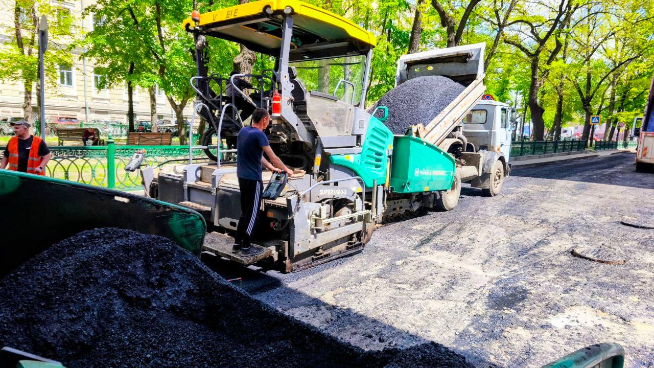 Відремонтували тисячі квадратних метрів покриття площі у центрі міста комунальники: Новини Харкова