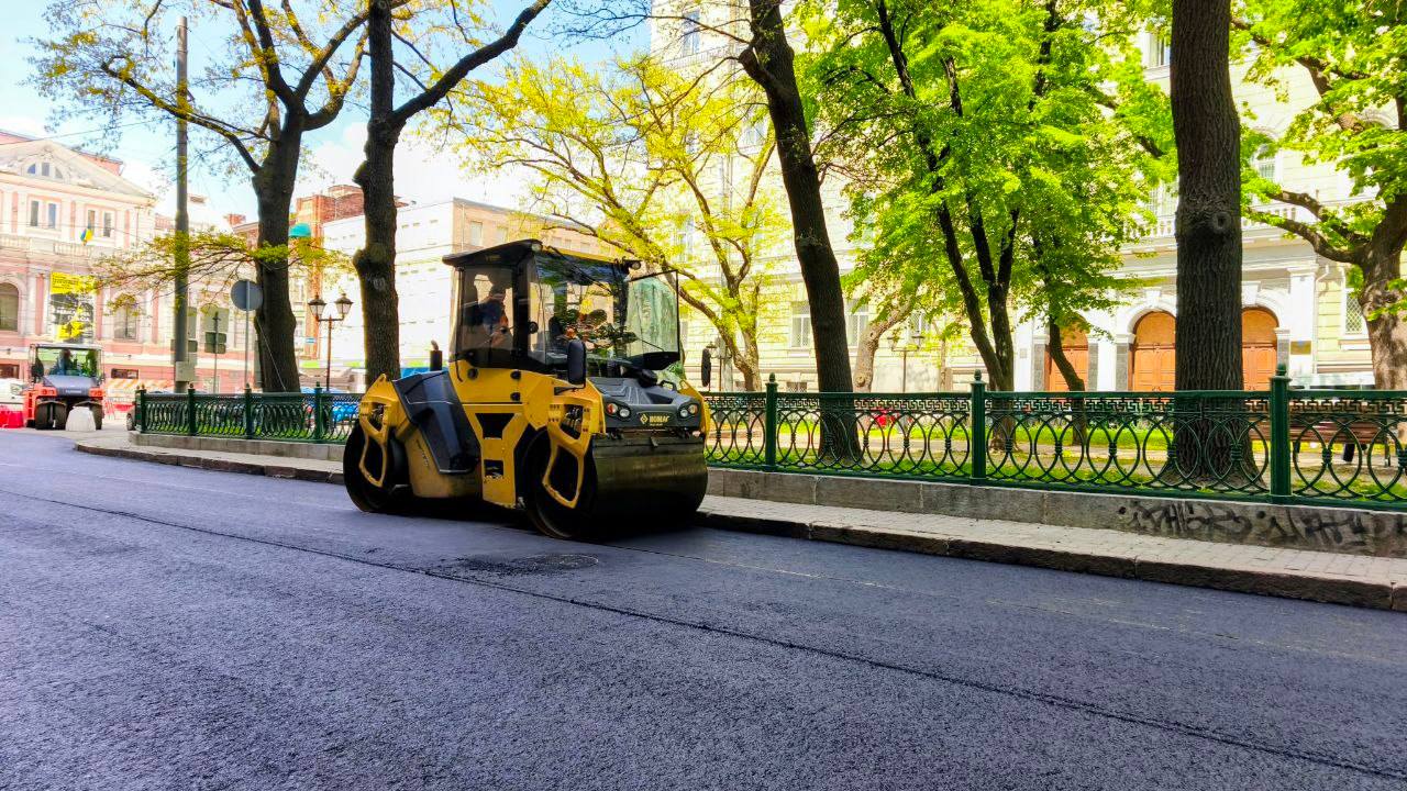 Відремонтували тисячі квадратних метрів покриття площі у центрі міста комунальники: Новини Харкова