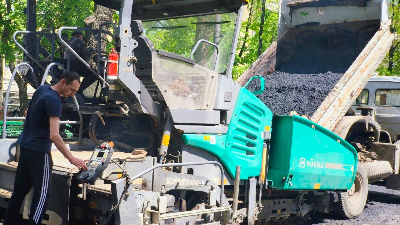 Відремонтували тисячі квадратних метрів покриття площі у центрі міста комунальники: Новини Харкова