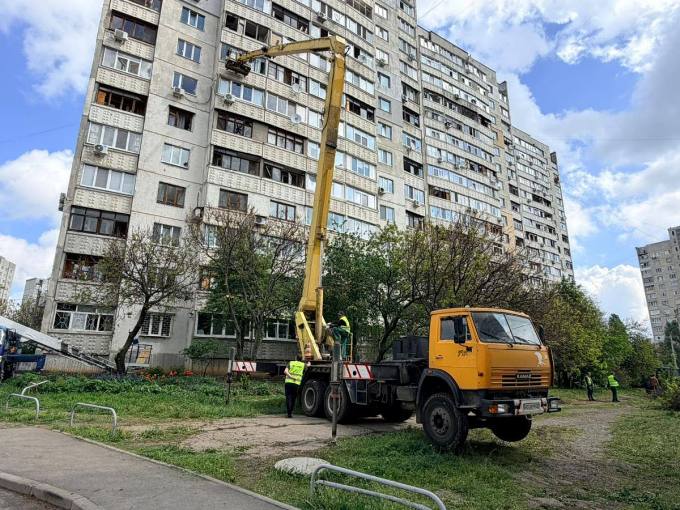 У Салтівському районі Харкова комунальні служби ліквідовують наслідки ранкової атаки