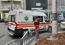 Як виглядає місце удару дрона по центру Харкова: фоторепортаж