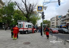 Як виглядає місце удару дрона по центру Харкова: фоторепортаж