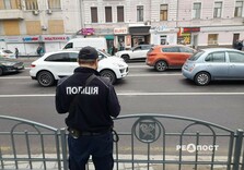 Як виглядає місце удару дрона по центру Харкова: фоторепортаж