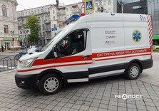Як виглядає місце удару дрона по центру Харкова: фоторепортаж
