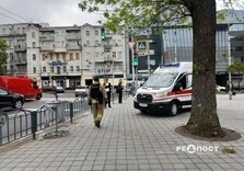 Як виглядає місце удару дрона по центру Харкова: фоторепортаж