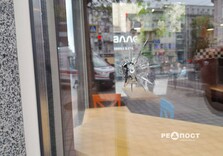 Як виглядає місце удару дрона по центру Харкова: фоторепортаж