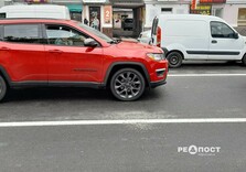 Як виглядає місце удару дрона по центру Харкова: фоторепортаж