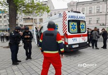 Як виглядає місце удару дрона по центру Харкова: фоторепортаж