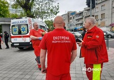 Як виглядає місце удару дрона по центру Харкова: фоторепортаж