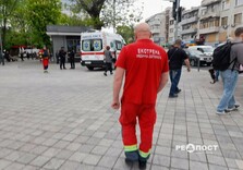 Як виглядає місце удару дрона по центру Харкова: фоторепортаж
