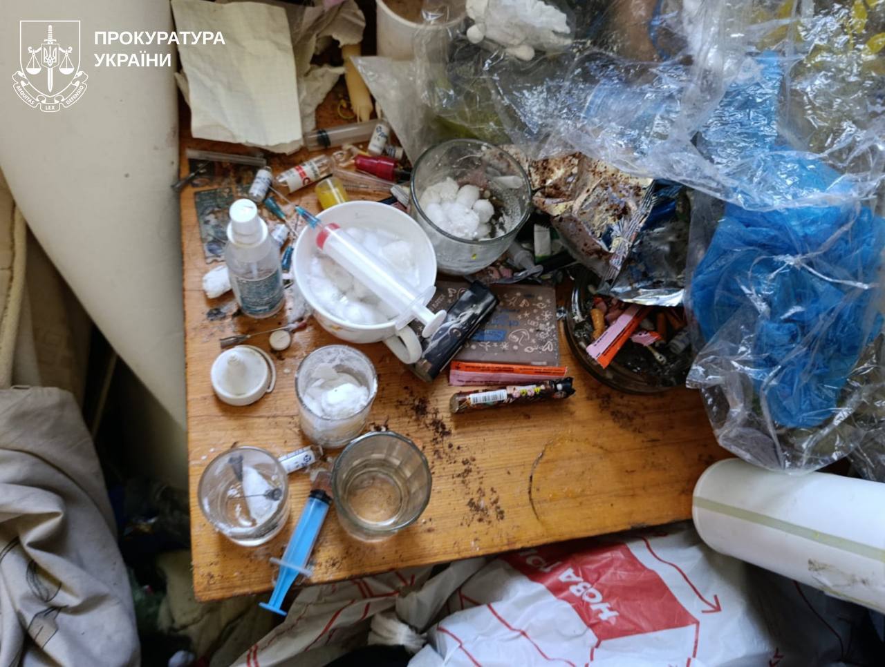 У Харкові 12-річна дівчинка жила без світла, їжі та належних умов