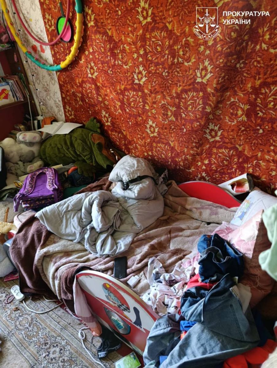 У Харкові 12-річна дівчинка жила без світла, їжі та належних умов