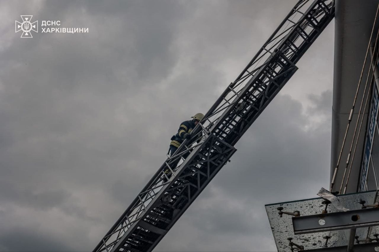 Ліквідували масштабну пожежу в офісній будівлі рятувальники: Новини Харкова