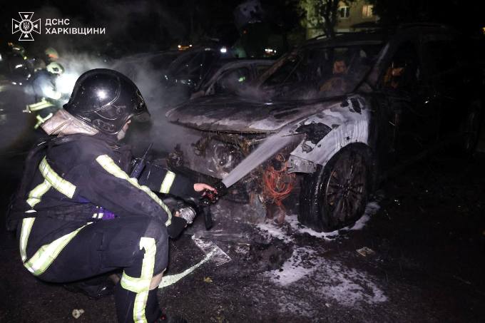 У Харкові після ударів дронів згоріли автомобілі