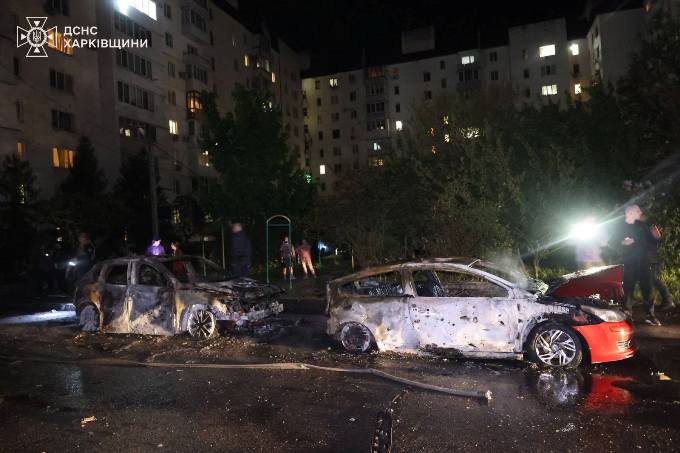 У Харкові після ударів дронів згоріли автомобілі та пошкоджені будинки (фото)
