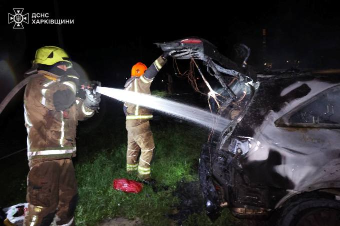 У Харкові після ударів дронів згоріли автомобілі