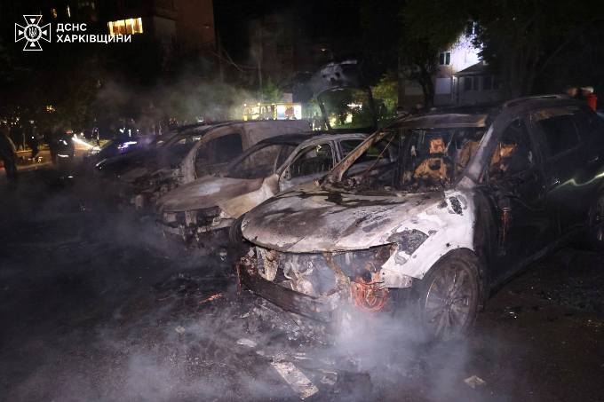 У Харкові після ударів дронів згоріли автомобілі
