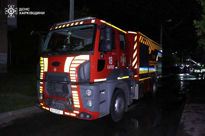 У Харкові після ударів дронів згоріли автомобілі
