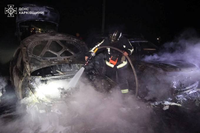 У Харкові після ударів дронів згоріли автомобілі