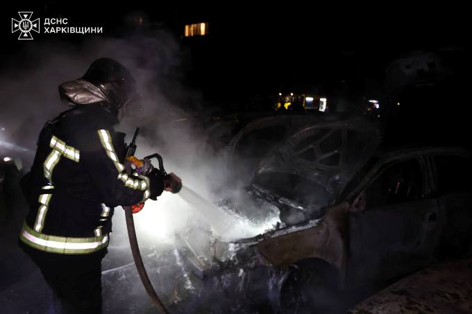 У Харкові після ударів дронів згоріли автомобілі