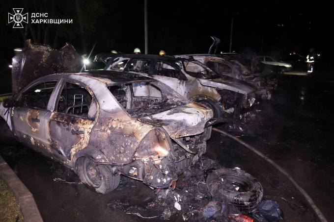 У Харкові після ударів дронів згоріли автомобілі
