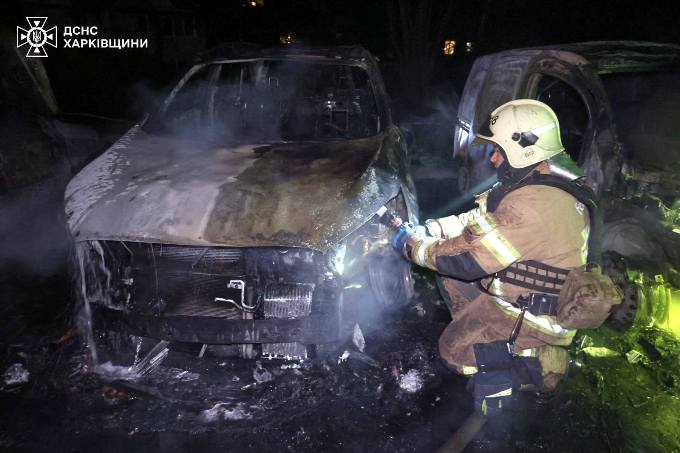 У Харкові після ударів дронів згоріли автомобілі