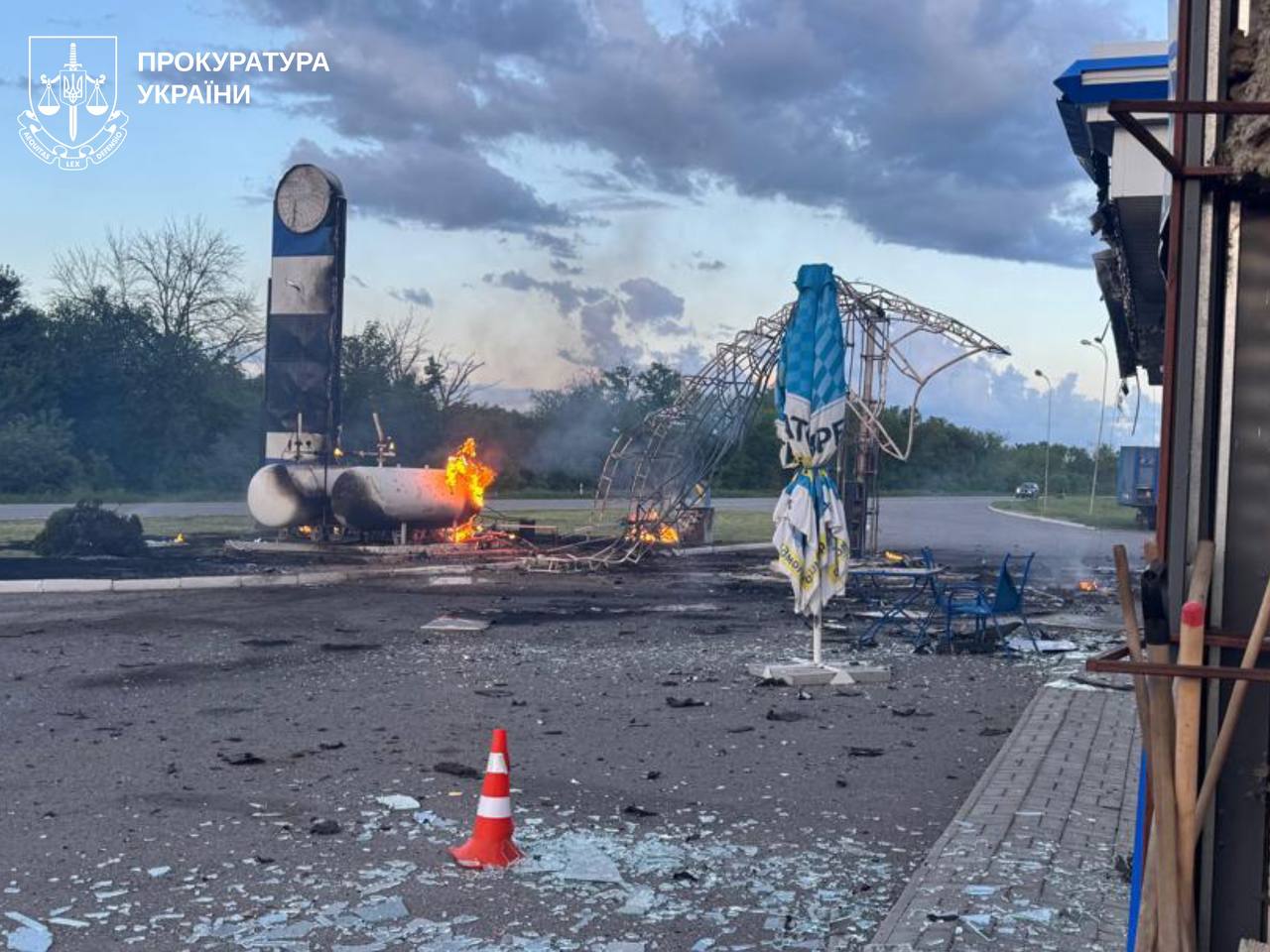 Росіяни вдарили дронами по Золочеву, Чугуєву та Гусинці на Харківщині: що відомо про наслідки (фото)