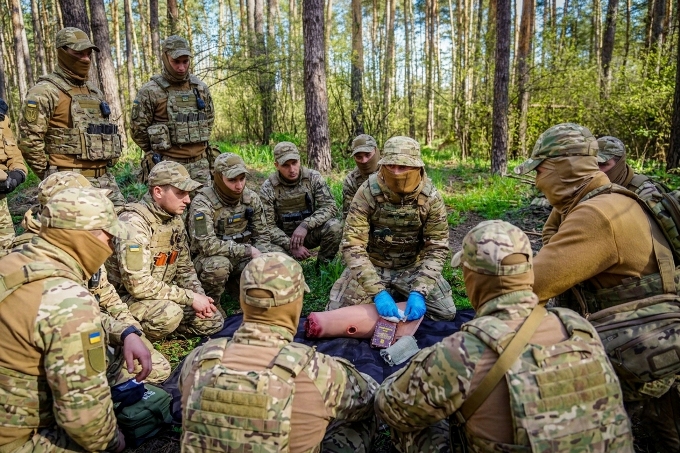 Новини Харкова: бойовий медик керував порятунком