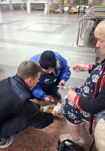 На станції метро «Метробудівників» у Харкові пасажирка отримала травми під час користування ескалатором. Працівники метрополітену надали їй домедичну допомогу.