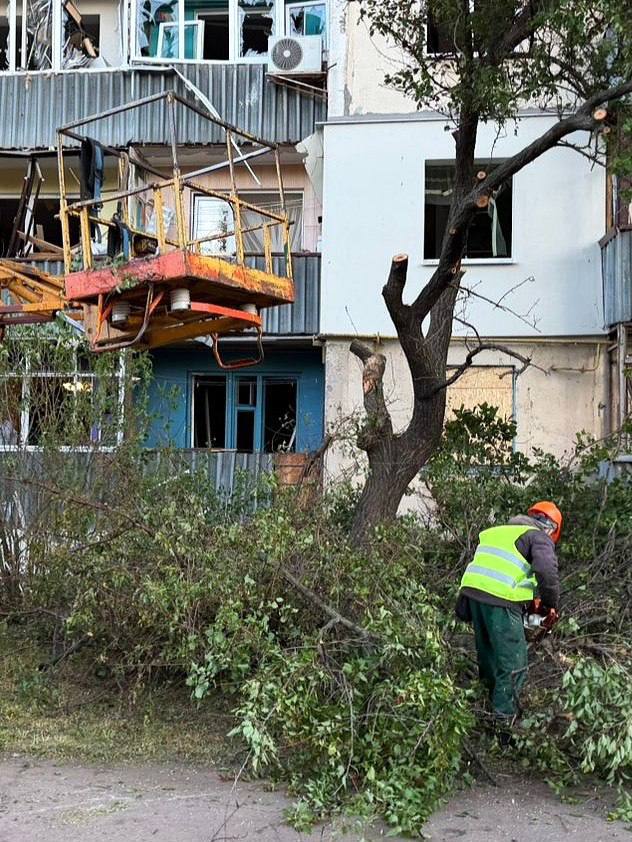 У Харкові продовжують усувати наслідки обстрілів