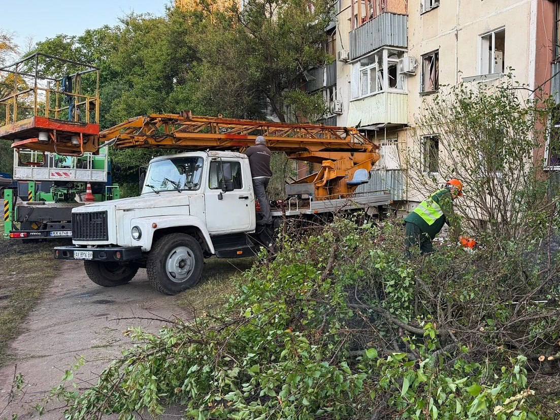 У Харкові продовжують усувати наслідки обстрілів