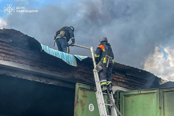 У Чугуєві після удару дрона спалахнула пожежа на складах (фото)