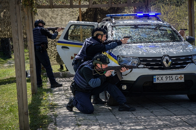 Через ранкові удари по Харкову до медиків звернулися шестеро людей. У чотирьох — поранення, у двох людей — гостра реакція на стрес, повідомив очільник ОВА Олег Синєгубов.  Чоловіки 18, 66, 68 років і жінка 58 років зазнали вибухових травм і поранень склом. Їхній стан — середньої тяжкості, госпіталізації потребували троє людей. Ще двоє людей — 53-річний чоловік і 75-річна жінка — зазнали гострої реакції на стрес й отримали медичну допомогу на місці, зазначив Синєгубов
