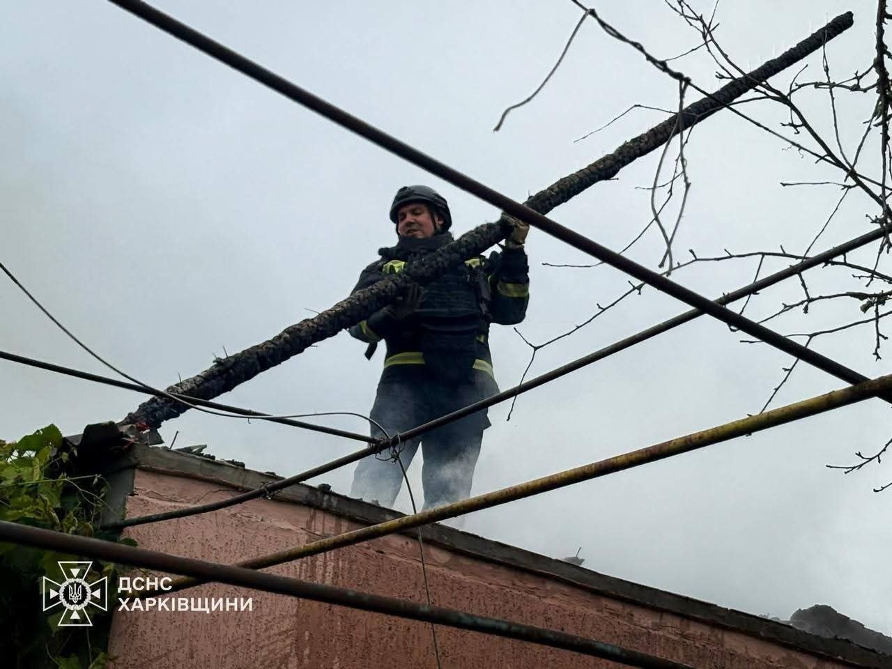 Спалахнув будинок, потрощено двори в наслідок ранкового обстрілу Великого Бурлука: Новини Харкова