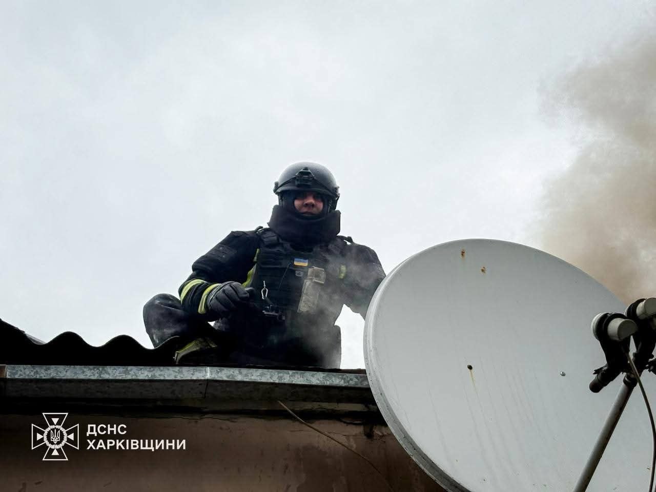 Спалахнув будинок, потрощено двори в наслідок ранкового обстрілу Великого Бурлука: Новини Харкова