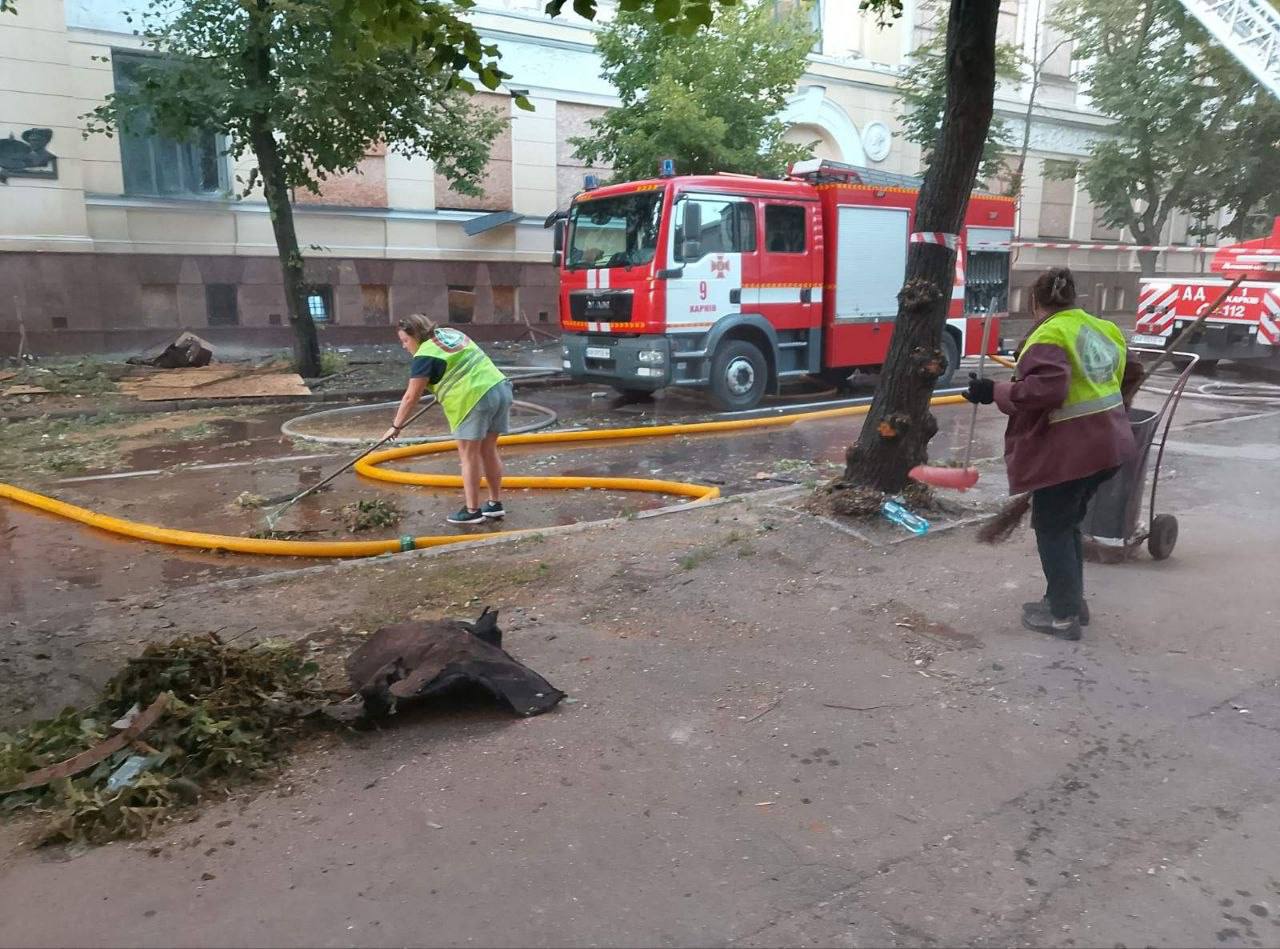 Харківські комунальники ліквідують наслідки удару росіян