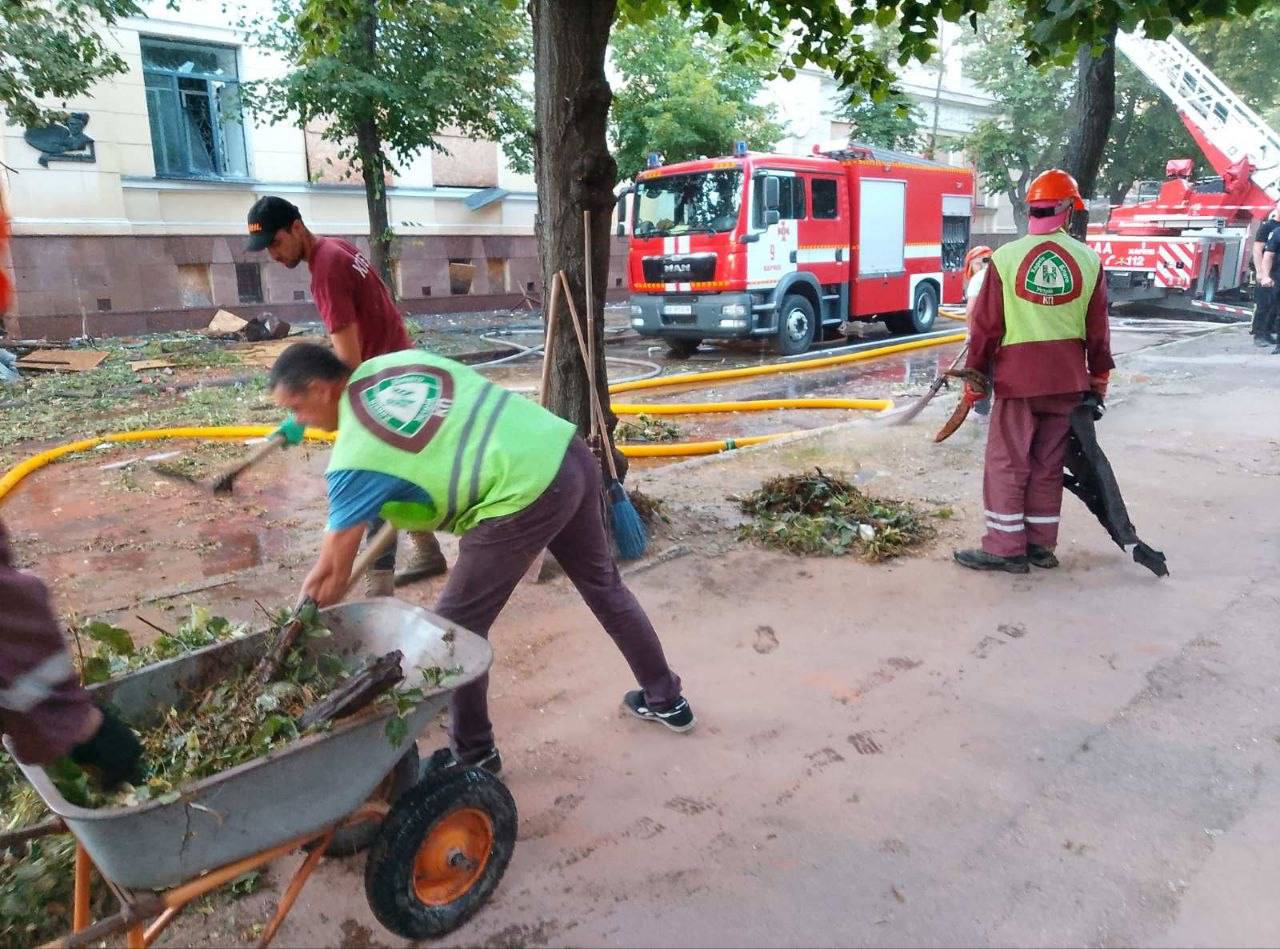 Харківські комунальники ліквідують наслідки удару росіян