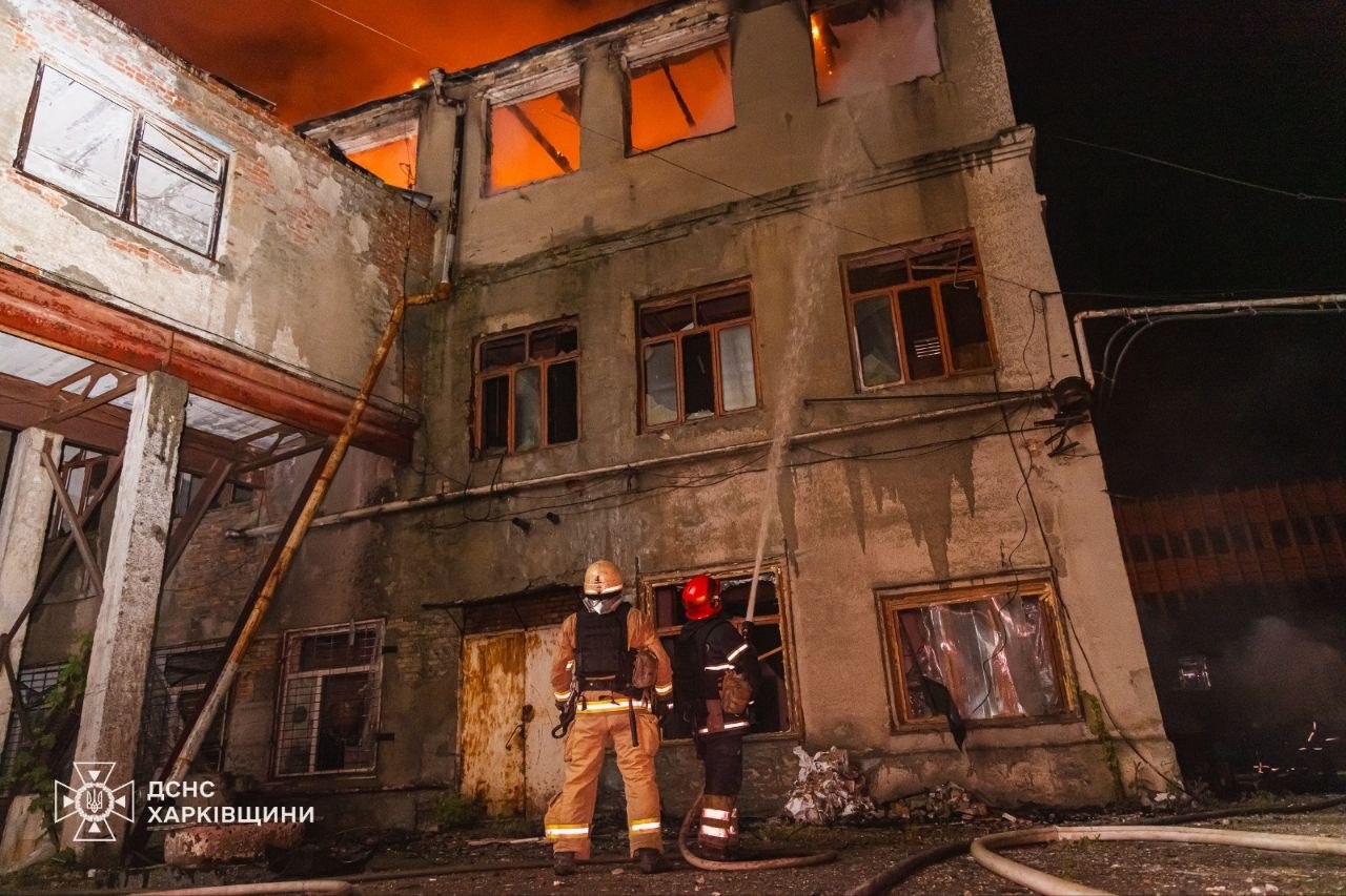 Загасили спричинену ворогом пожежу на підприємстві вогнеборці: Новини Харкова