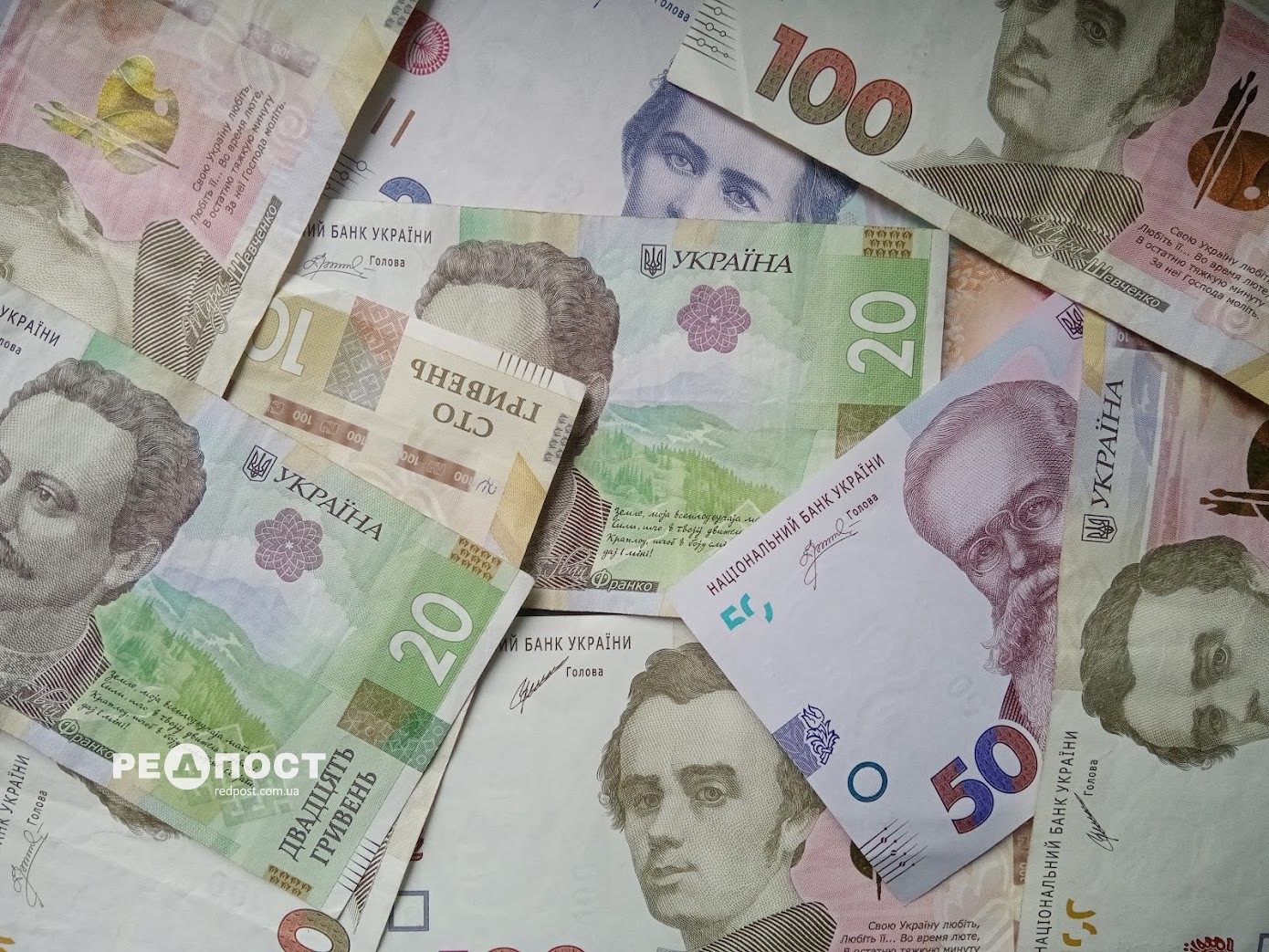Стало відомо, як зміниться курс долара та мінімальна заробітна плата у найближчі три роки