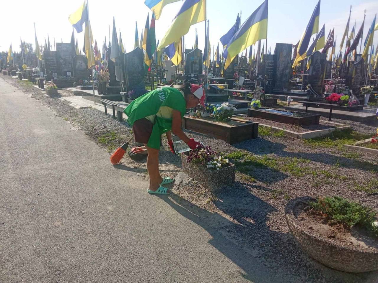 Прибрали кладовища та військові поховання комунальники: Новини Харкова
