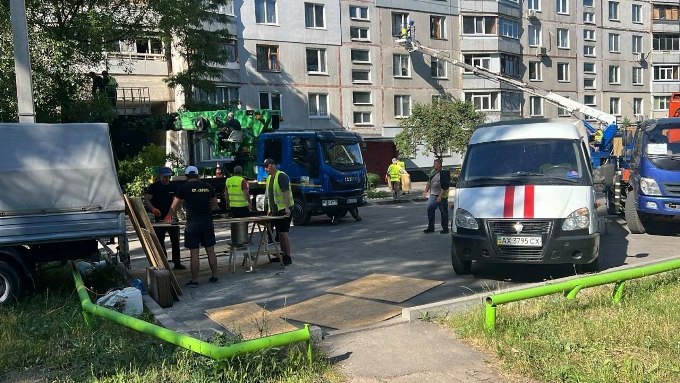Новини Харкова: відновлюють будинок після удару дрона