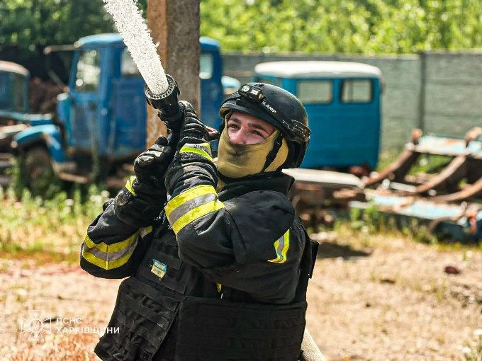 Новини Харкова: пожежа у Великому Бурлуці після удару БпЛА