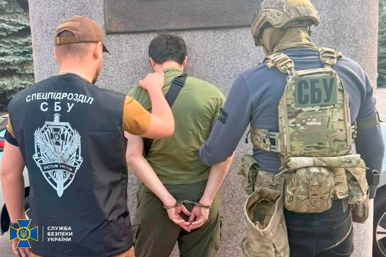 СБУ затримала військового лікаря за вимагання 10 тисяч доларів за вплив на ВЛК у справі військовослужбовця