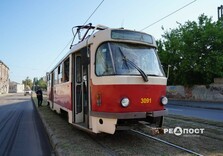 Світлини з місця удару окупантів у Холодногірському районі Харкова: загинула дівчина, понівечено трамвай, будинки та 15 авто