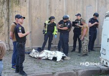 Світлини з місця удару окупантів у Холодногірському районі Харкова: загинула дівчина, понівечено трамвай, будинки та 15 авто