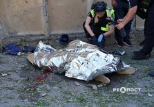 Світлини з місця удару окупантів у Холодногірському районі Харкова: загинула дівчина, понівечено трамвай, будинки та 15 авто