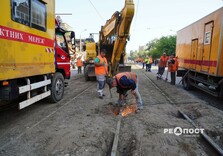 Світлини з місця удару окупантів у Холодногірському районі Харкова: загинула дівчина, понівечено трамвай, будинки та 15 авто