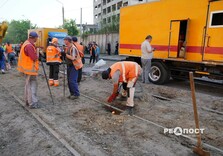 Світлини з місця удару окупантів у Холодногірському районі Харкова: загинула дівчина, понівечено трамвай, будинки та 15 авто