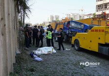 Світлини з місця удару окупантів у Холодногірському районі Харкова: загинула дівчина, понівечено трамвай, будинки та 15 авто