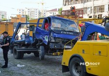 Світлини з місця удару окупантів у Холодногірському районі Харкова: загинула дівчина, понівечено трамвай, будинки та 15 авто